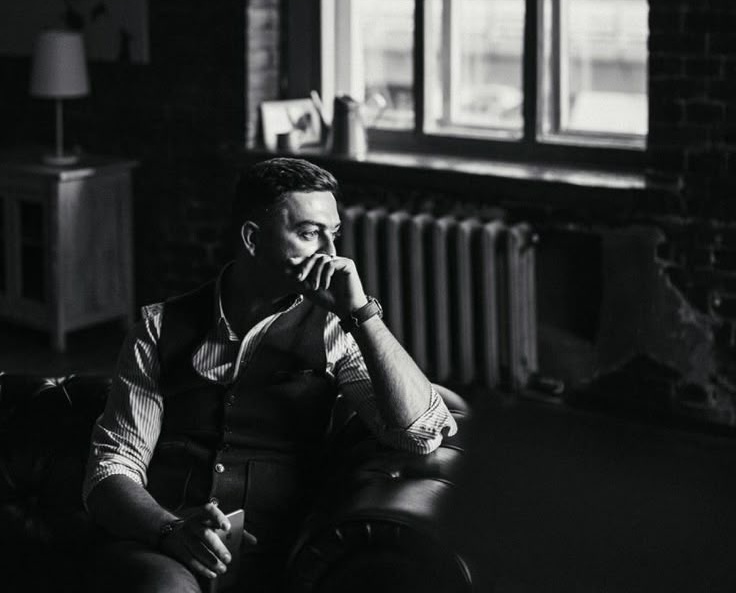 Người đàn ông cô đơn ngồi trầm tư trong căn phòng tối, minh họa cảm giác lạc lõng không ai thấu hiểu