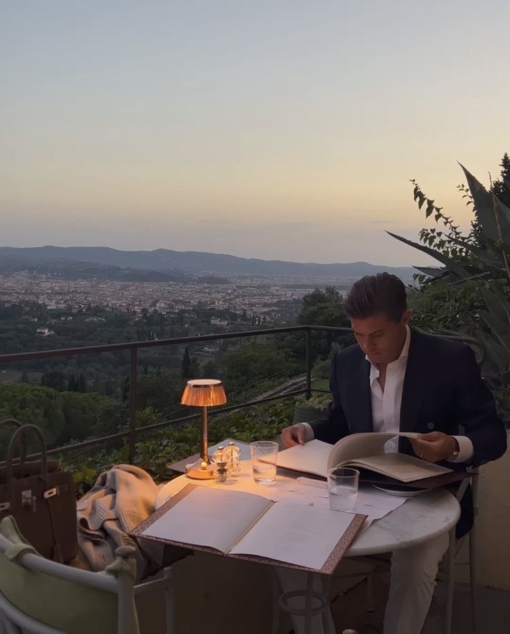 Người đàn ông ngồi đọc tài liệu trong không gian sang trọng, minh họa sự trống rỗng khi thiếu mục tiêu và công việc rõ ràng